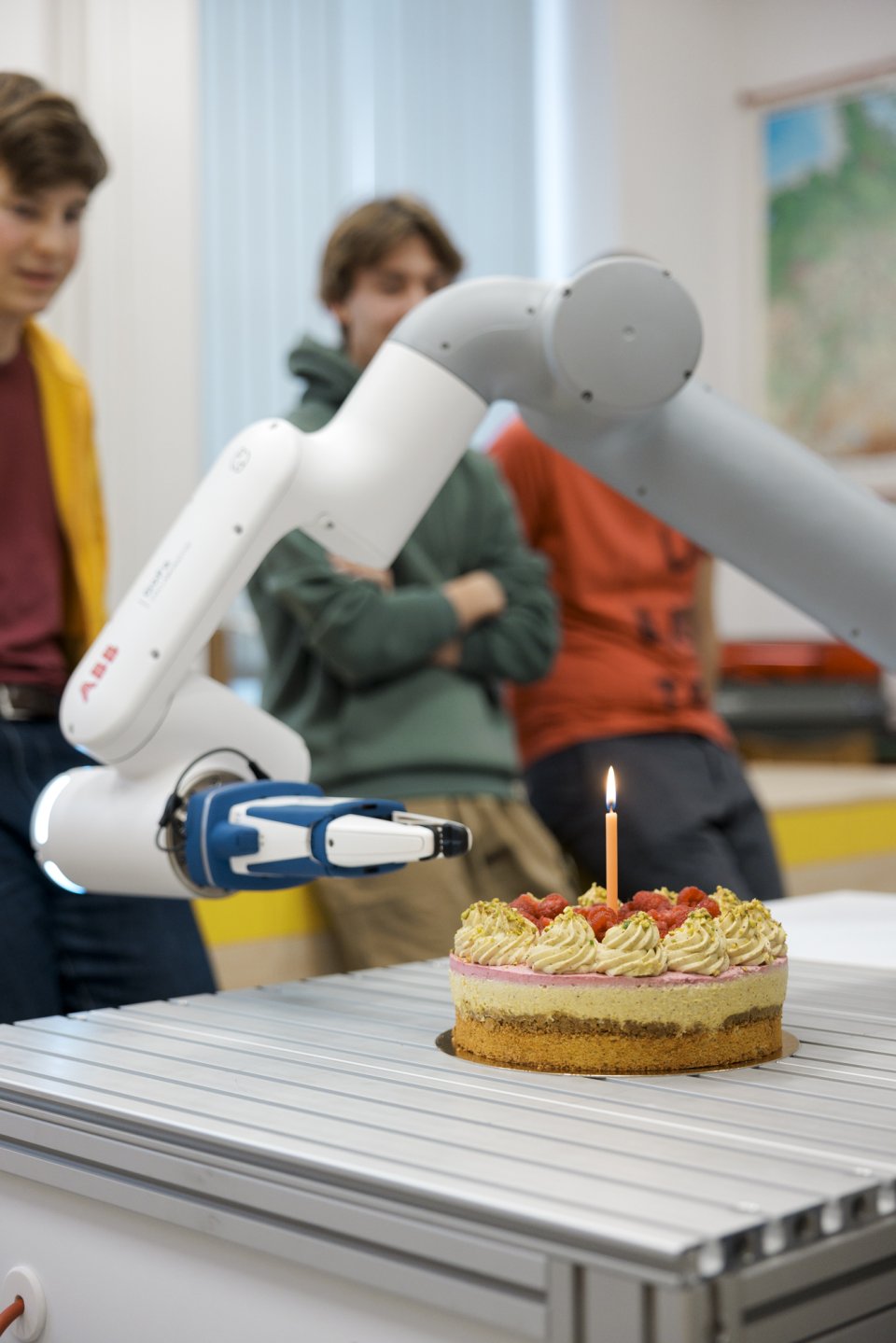 Robot EDGAR z vrchlabského gymnázia oslavil první narozeniny, na dort si sám umístil svíčku a my jsme byli u toho! 