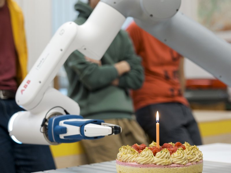 Robot EDGAR z vrchlabského gymnázia oslavil první narozeniny, na dort si sám umístil svíčku a my jsme byli u toho! 